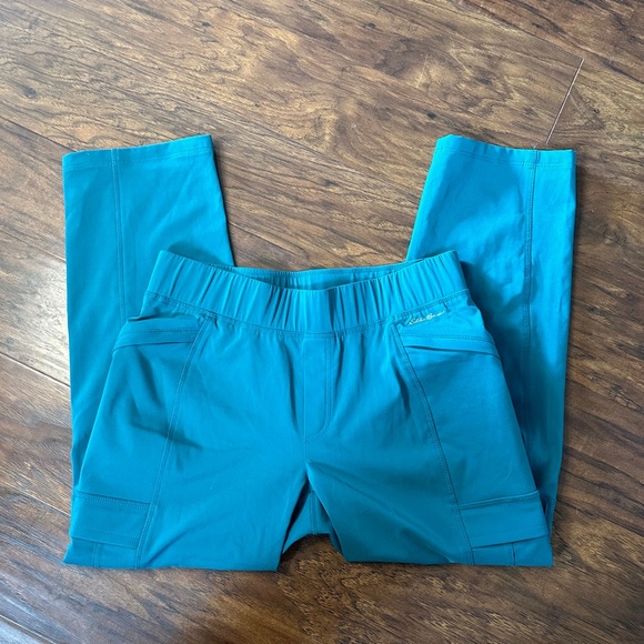 Women’s Eddie Bauer casual light weight green cargo capri's size 4 - Picture 2 of 3